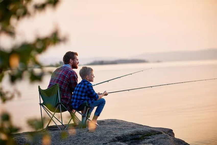 Parent helping child choose the right kids fishing pole for beginners